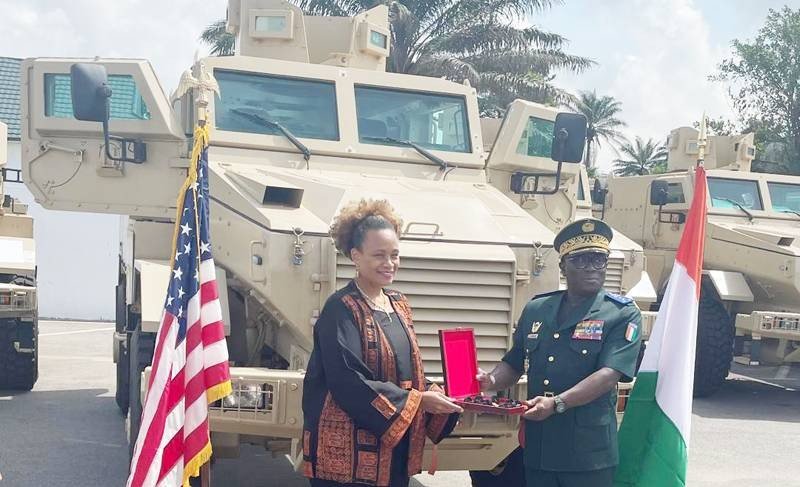 Coopération bilatérale : Les États-Unis remettent 12 véhicules blindés de transport de troupes à l’armée ivoirienne