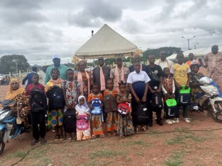 Gbêkê : Diomandé Krotoumou offre 1 500 kits scolaires aux élèves pour la rentrée 2025-2026
