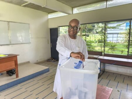 Après avoir voté, Yacine Idriss Diallo souhaite bonne chance à tous les candidats