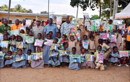 Katiola – Rentrée scolaire : Les conseillers municipaux offrent 100 kits scolaires aux écoliers de Lafonkaha