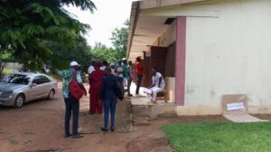 Yamoussoukro : Élection présidentielle 2025 Plusieurs électeurs ont du mal à retrouver leur bureau de vote