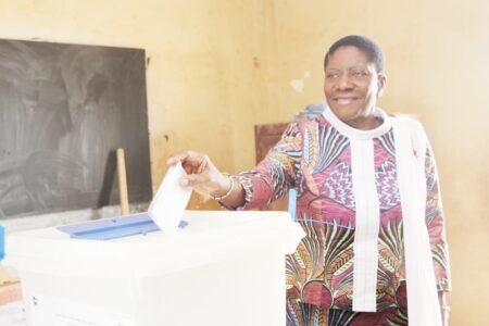 Présidentielle en Côte d’Ivoire : Henriette Lagou accomplit son devoir civique à Daoukro