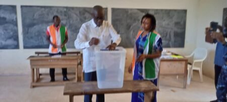 Yamoussoukro : après avoir voté   Le ministre-gouverneur Augustin Thiam appelle à la paix et au respect du droit de vote
