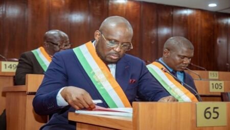 Crise à l’Assemblée nationale ivoirienne : le groupe Agir de Stéphane Kipré menacé de dissolution après la défection d’un député